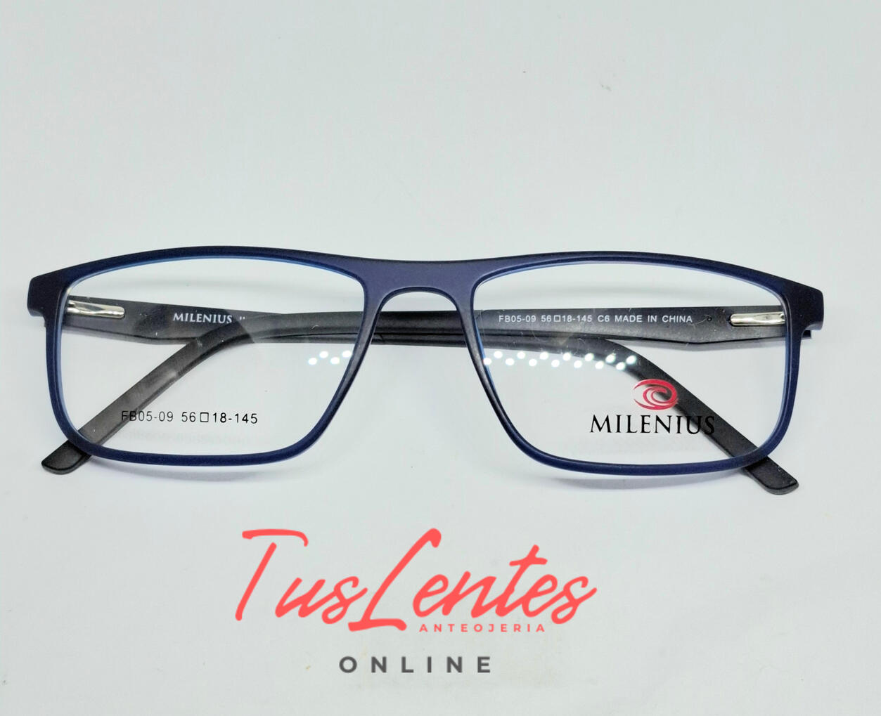 Simplifica tu look con este aro de acetato de diseño minimalista.